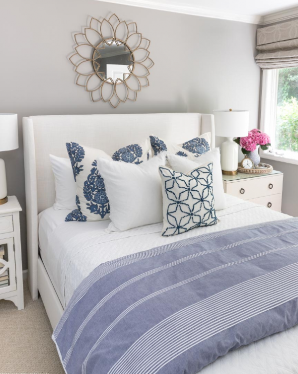 Tempat Tidur dengan Taburan Bantal Klasik